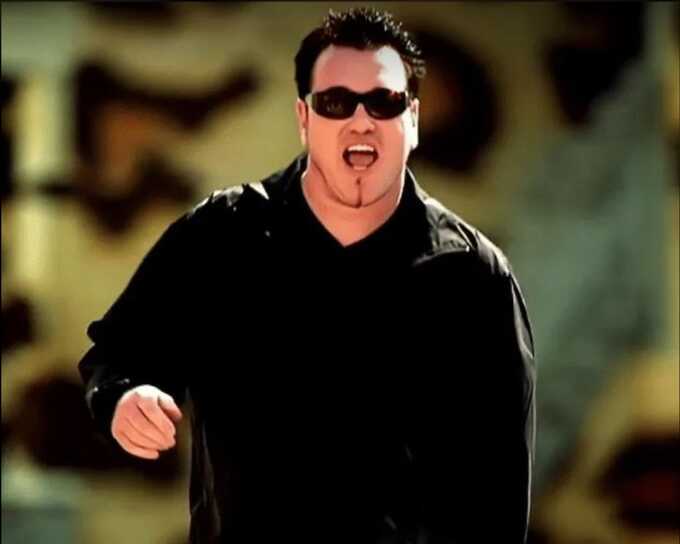 Автор главной песни Шрека и бывший фронтмен группы Smash Mouth Стивен Харвелл находится в критическом состоянии