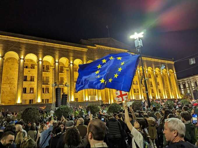 Правящая партия Грузии, порвав с ЕС, рекордно просела в рейтинге, но пока побеждает оппозицию