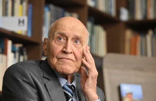 Сломавший ребра Дроздов срочно уехал с женой в больницу