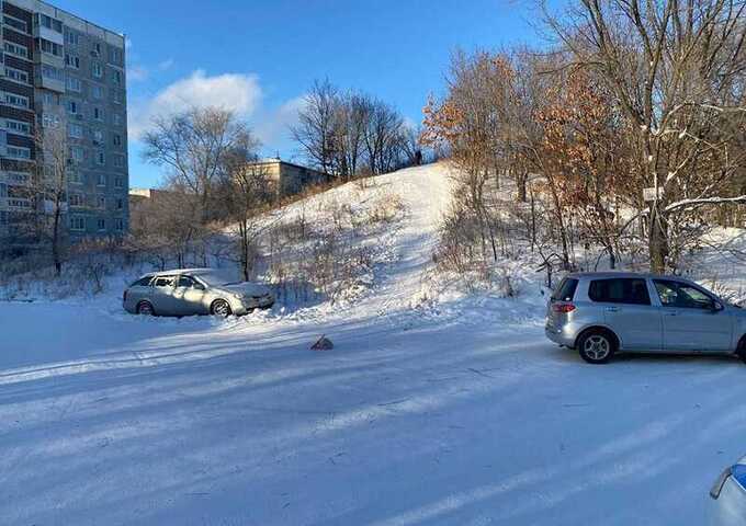 В Амурске крае ребенок скатился с горки и попал под машину