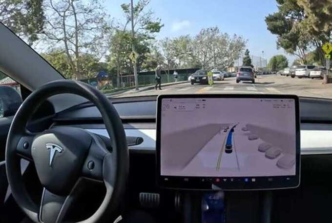 Автопилот Tesla едва не спровоцировал аварию — не заметил машину с поворотником