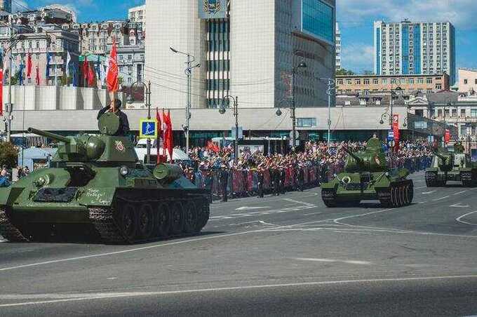 Танки и марши: Владивосток отпраздновал День Победы