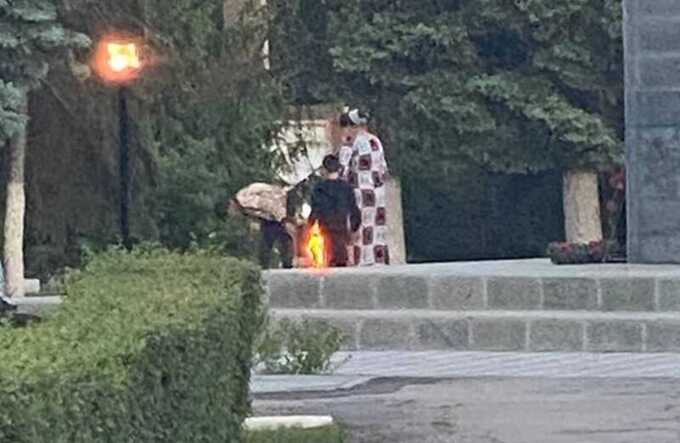 Подростки в Саратове попали под обвинение за сушку вещей у Вечного огня