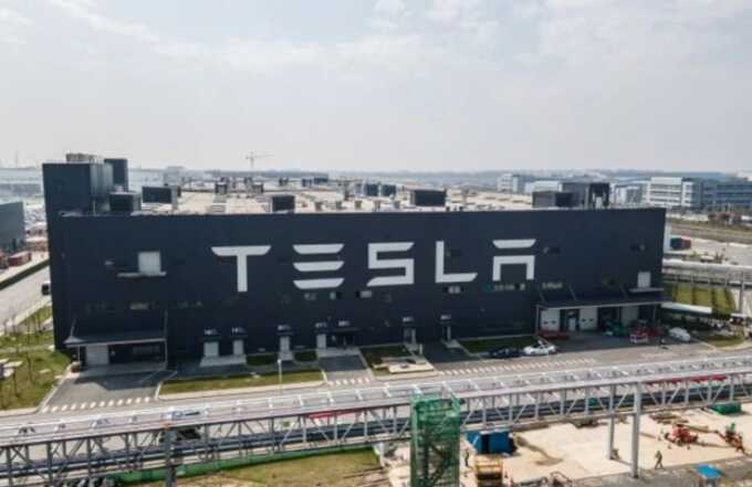 Акции Tesla падают на фоне конфликта между Илоном Маском и Дональдом Трампом
