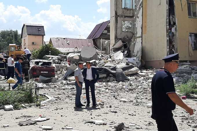 Спасатели нашли тело ребенка под завалами после взрыва дома в Саратове