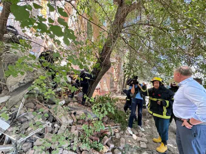 Должны были снести, но не успели: в Астрахани рухнул аварийный дом