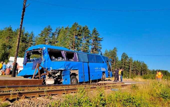 Причиной столкновения поезда с автобусом в Ленобласти стал выезд на переезд на красный свет